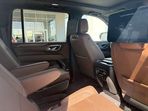 Used 2023 Chevrolet Suburban High Country image 7