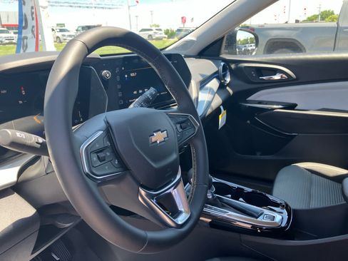 New 2026 Chevrolet Trax LT w/ LT Convenience Package FWD image 9
