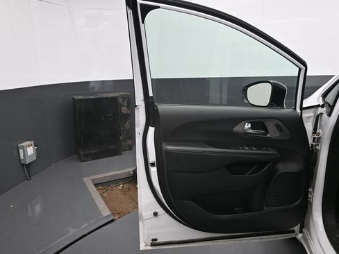 Used 2025 Chrysler Pacifica Select FWD image 18