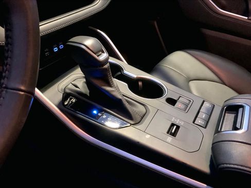 Used 2022 Toyota Highlander XLE image 16