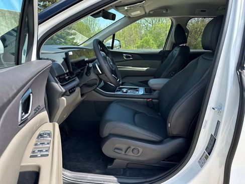 New 2025 Kia Carnival EX image 9