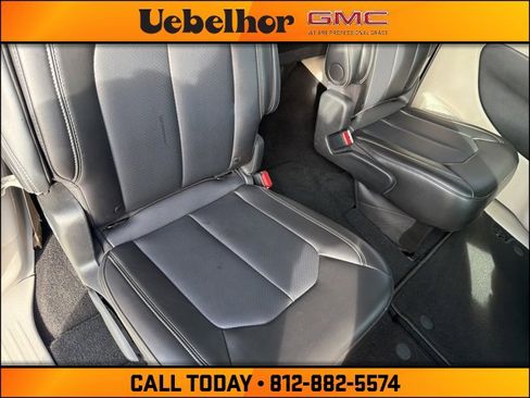 Used 2024 Chrysler Pacifica Touring-L image 6