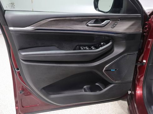 Used 2022 Jeep Grand Cherokee Overland w/ Adv Protech Group III AWD/4WD image 14