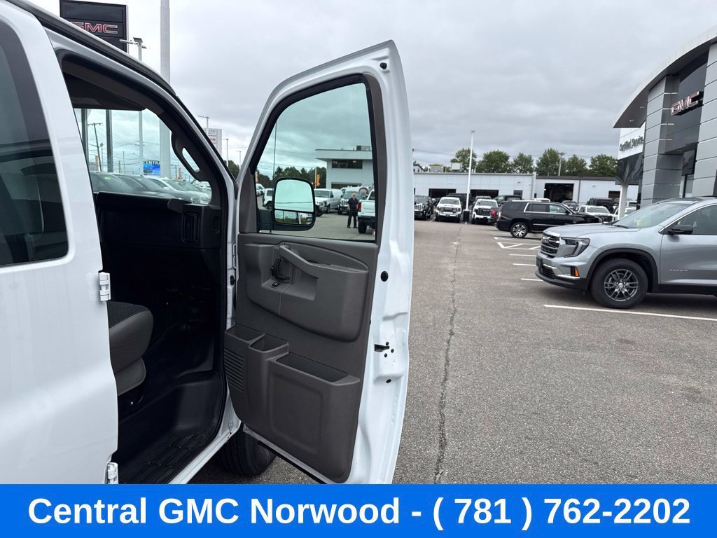 Used 2025 Chevrolet Express 2500 w/ Driver Convenience Package RWD image 15
