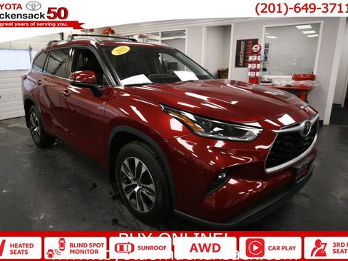 Certified 2021 Toyota Highlander XLE image 1