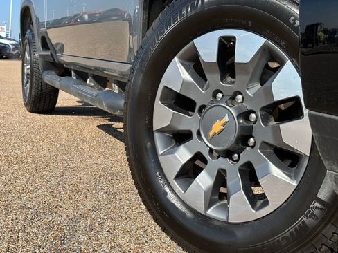 Used 2024 Chevrolet Silverado 2500 Custom w/ Custom Value Package image 2