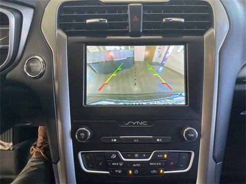 Used 2019 Ford Fusion SE image 19