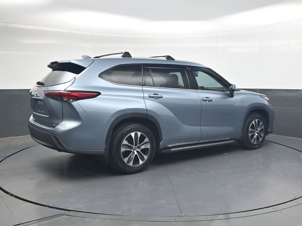 Used 2022 Toyota Highlander XLE FWD image 4