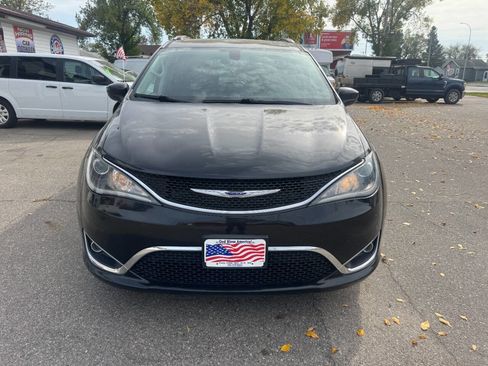 Used 2019 Chrysler Pacifica Touring-L image 3