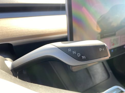 Used 2022 Tesla Model Y Long Range image 22