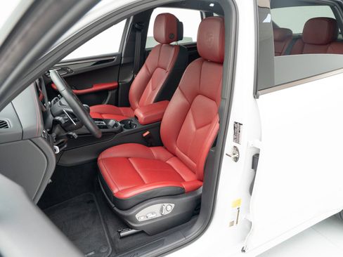 Certified 2026 Porsche Macan AWD/4WD image 5