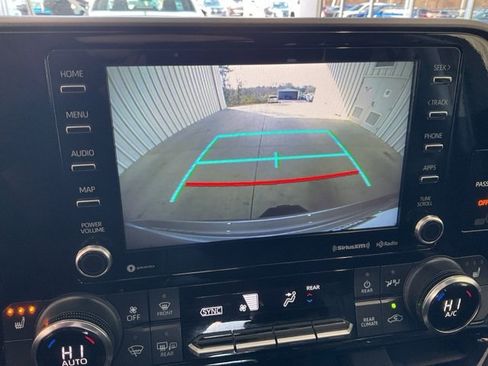 Used 2022 Toyota Highlander XLE image 18