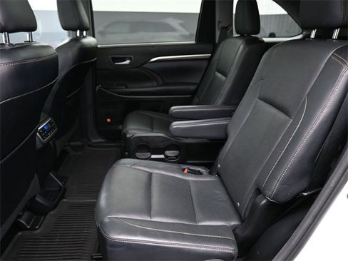 Used 2016 Toyota Highlander Limited Platinum image 11