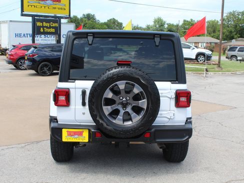 Used 2018 Jeep Wrangler Unlimited Sahara AWD/4WD image 6