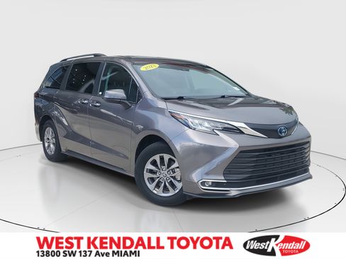 Used 2023 Toyota Sienna XLE image 1