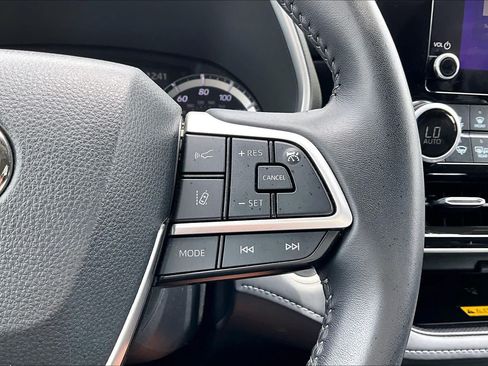 Used 2025 Toyota Highlander XLE FWD image 25