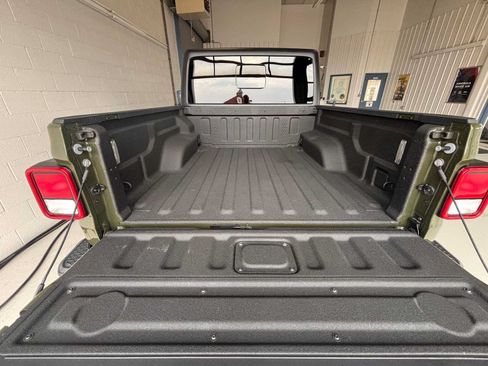 Used 2022 Jeep Gladiator Sport AWD/4WD image 9