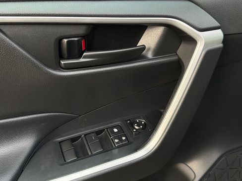 Used 2022 Toyota RAV4 LE AWD/4WD image 18