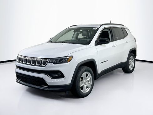 Used 2022 Jeep Compass Latitude image 1