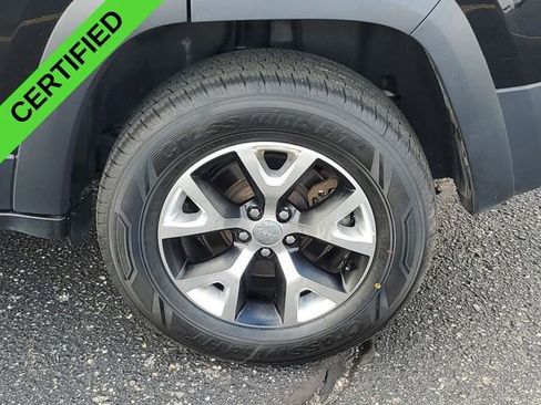 Used 2017 Jeep Cherokee Trailhawk w/ Comfort & Convenience Group AWD/4WD image 31