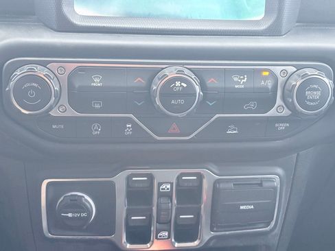Used 2020 Jeep Gladiator Overland AWD/4WD image 12