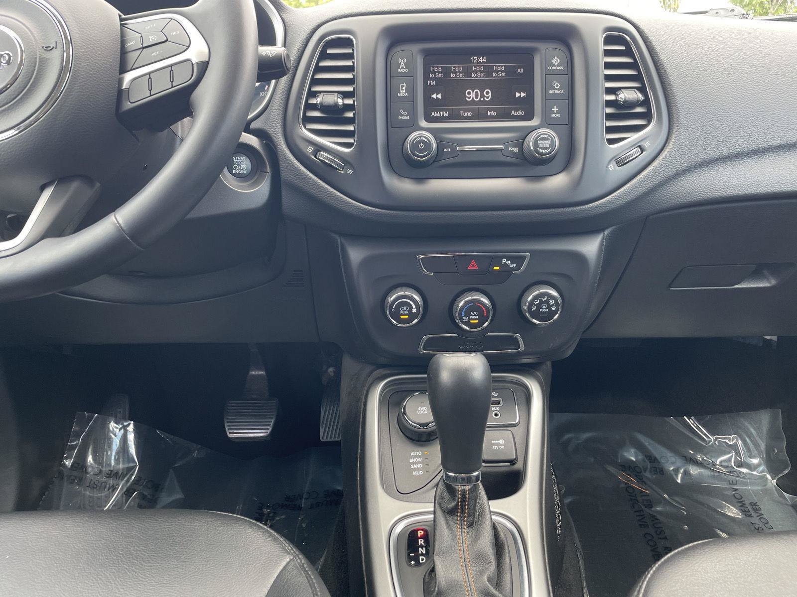 Used 2018 Jeep Compass Latitude w/ Safe & Security Group AWD/4WD image 19