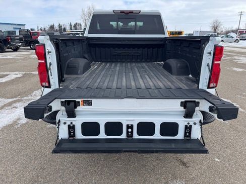 Used 2024 Chevrolet Silverado 2500 ZR2 w/ Technology Package image 29