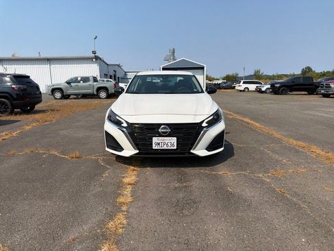 Used 2024 Nissan Altima 2.5 SV FWD image 3