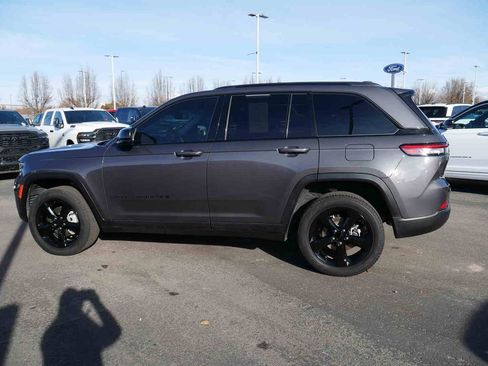 Used 2023 Jeep Grand Cherokee Limited w/ Black Appearance Package image 18