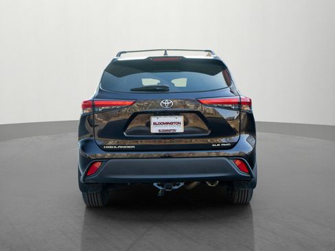 Used 2021 Toyota Highlander XLE image 6