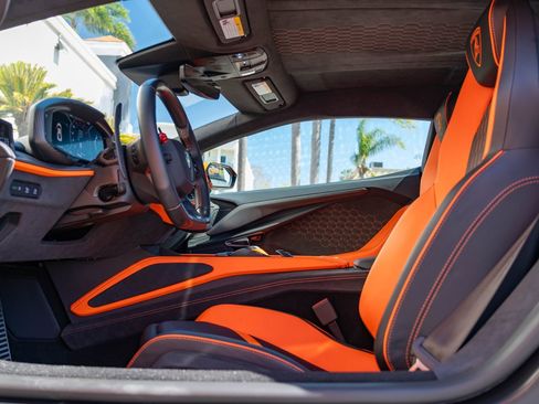 Used 2025 Lamborghini Revuelto image 20