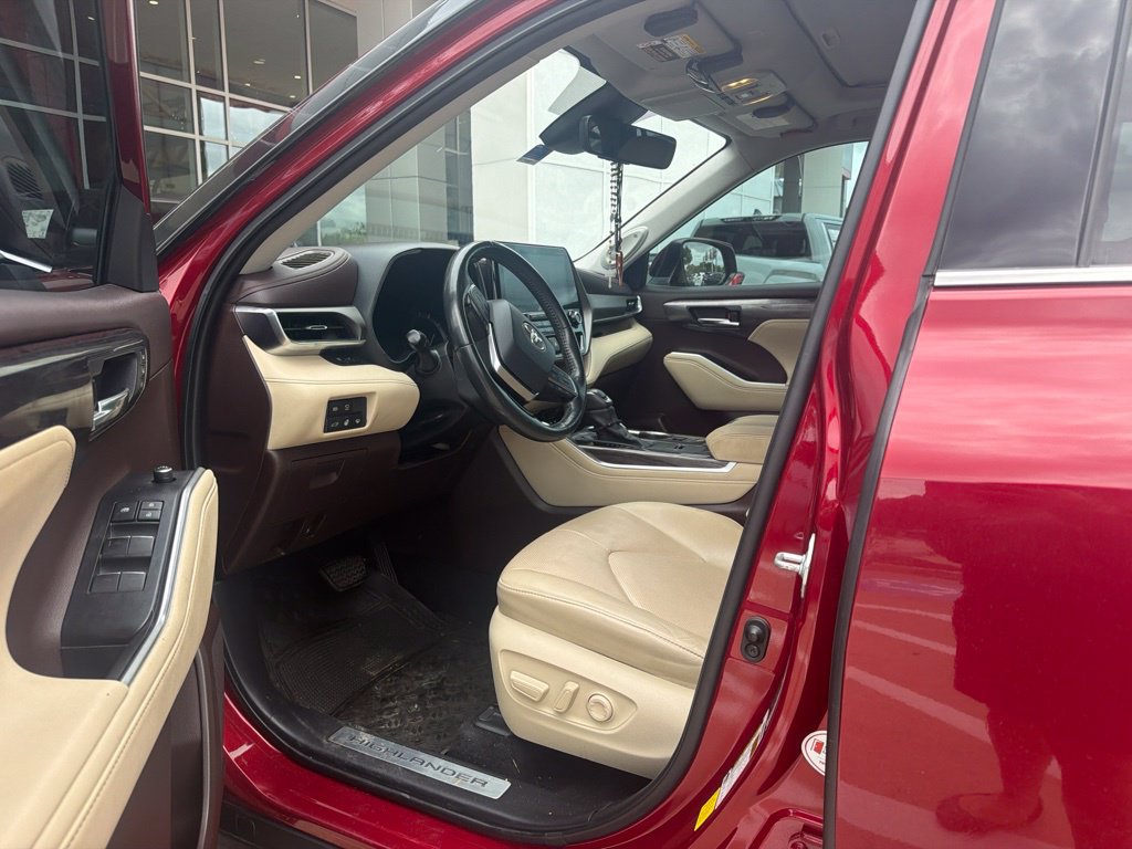 Used 2021 Toyota Highlander Limited FWD image 3