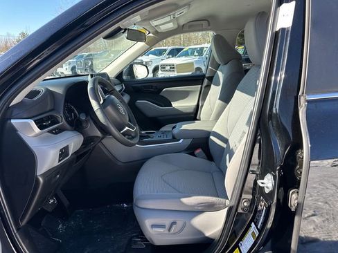Certified 2024 Toyota Highlander LE image 28