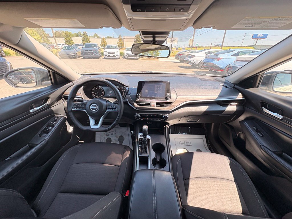 Used 2025 Nissan Altima 2.5 SV FWD image 28