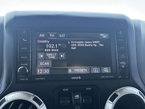 Used 2014 Jeep Wrangler Unlimited Sahara w/ Connectivity Group AWD/4WD image 11