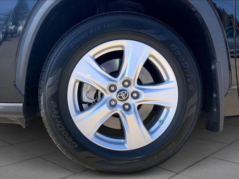 Used 2023 Toyota Highlander LE AWD/4WD image 11