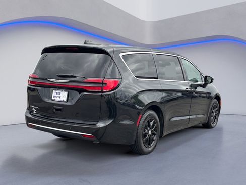 Used 2023 Chrysler Pacifica Touring-L FWD image 3