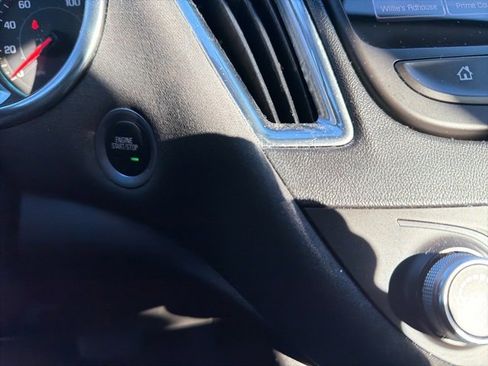 Used 2018 Chevrolet Malibu LT image 41