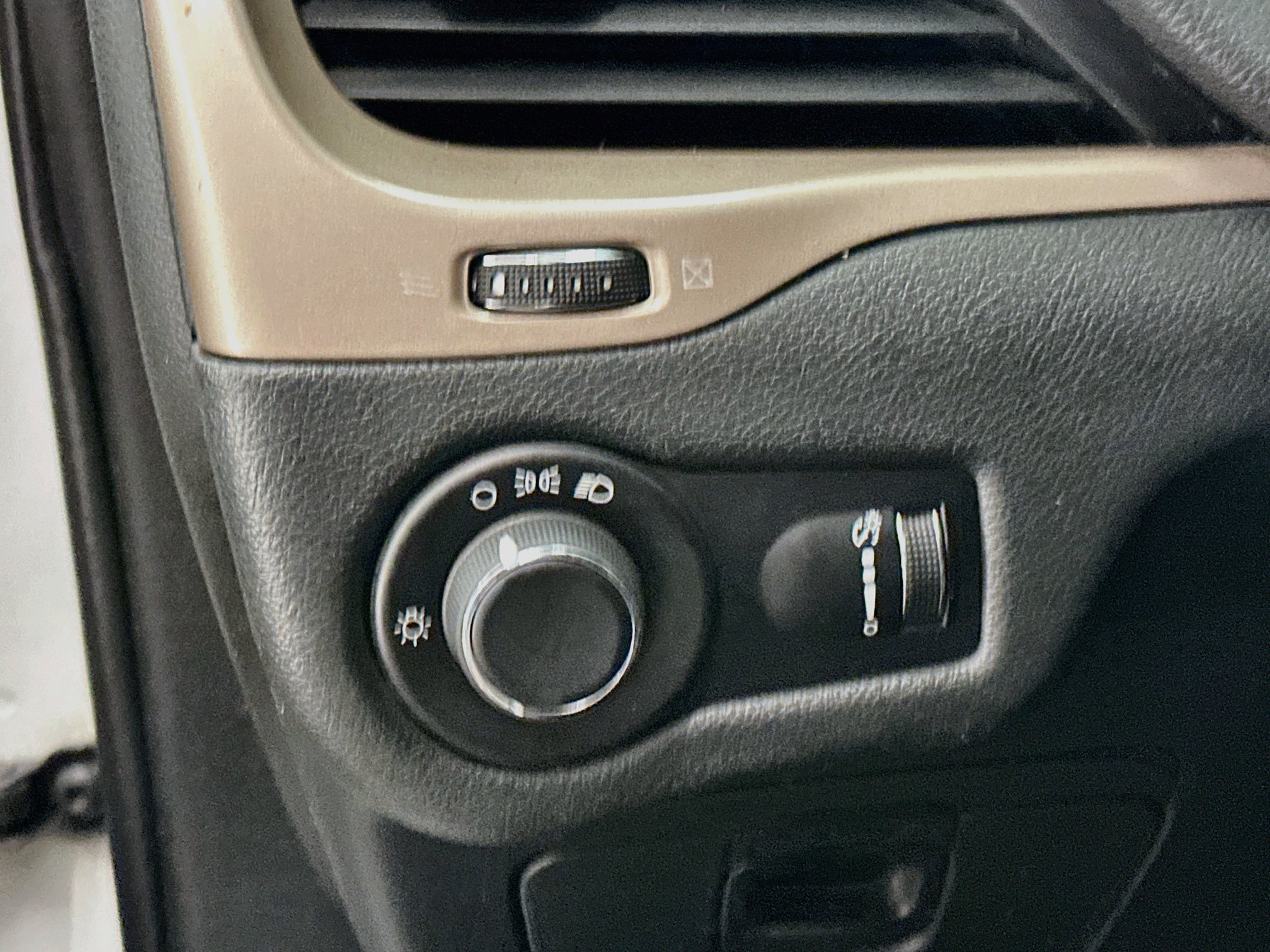 Used 2014 Jeep Cherokee Sport AWD/4WD image 17