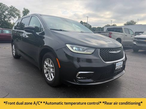 Used 2023 Chrysler Pacifica Touring-L FWD image 5
