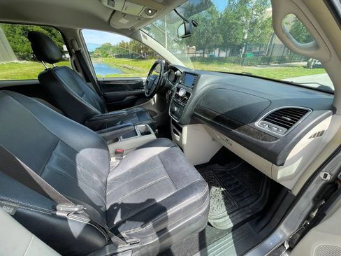 Used 2014 Chrysler Town & Country Touring FWD image 21