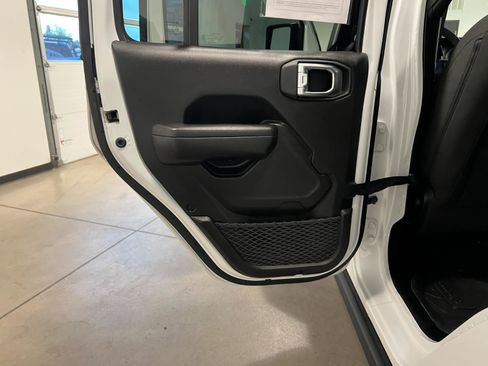 Used 2023 Jeep Gladiator Willys AWD/4WD image 28