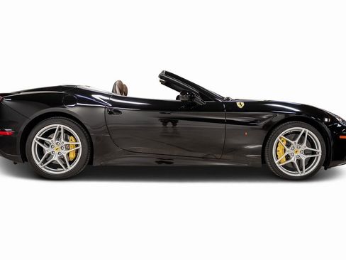 Used 2015 Ferrari California T image 5