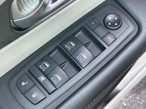 Used 2020 Chrysler Pacifica Touring-L Plus w/ Advanced Safetytec Group FWD image 26