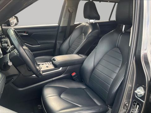 Used 2021 Toyota Highlander XLE FWD image 8