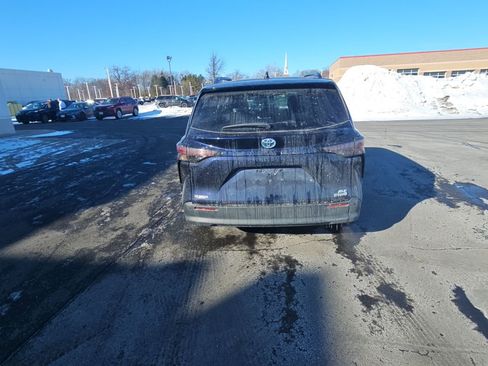 Used 2024 Toyota Sienna XLE w/ XLE Plus Package image 4