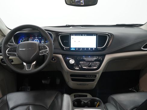 Used 2023 Chrysler Pacifica Touring-L image 15