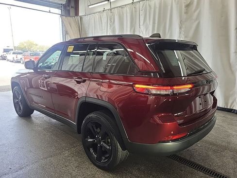 Used 2023 Jeep Grand Cherokee Altitude image 6