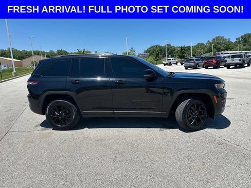 Used 2024 Jeep Grand Cherokee Altitude AWD/4WD image 2