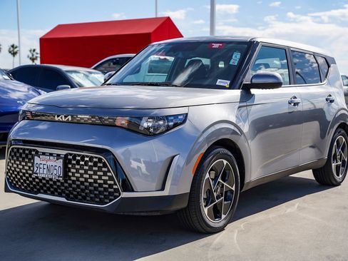 Used 2023 Kia Soul EX image 3